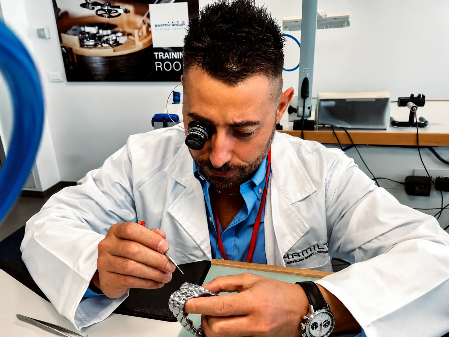 Carmine Di Donato al banco di orologeria durante una formazione Swatch Group